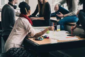 LES UNIVERSITÉS HAINUYÈRES SE RAPPROCHENT DES ENTREPRISES