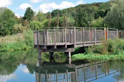 Passerelle d'observation mare