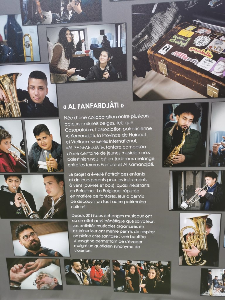 fanfare composée de 100 jeunes musicien.ne.s au travers des diverses écoles de musique «Al Kamandjâti», dans les villes, villages et camps de réfugiés.