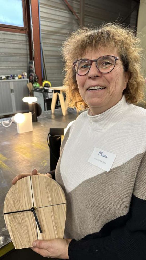 Diane de Meulenaere est fière de présenter au public présent leur collection d'objets de décoration créés à partir de chutes de métaux, de plexiglass ou de bois.