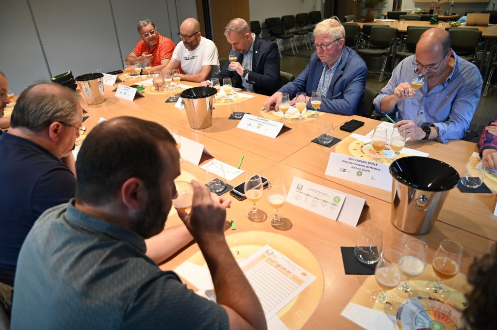 le jury, composé de 12 professionnels du secteur (Horeca, journalistes, restaurateurs, œnologues, acheteurs…)