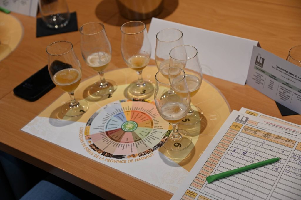 différents critères objectifs : apparence, arômes du nez, la bouche et le corps, et les qualités techniques