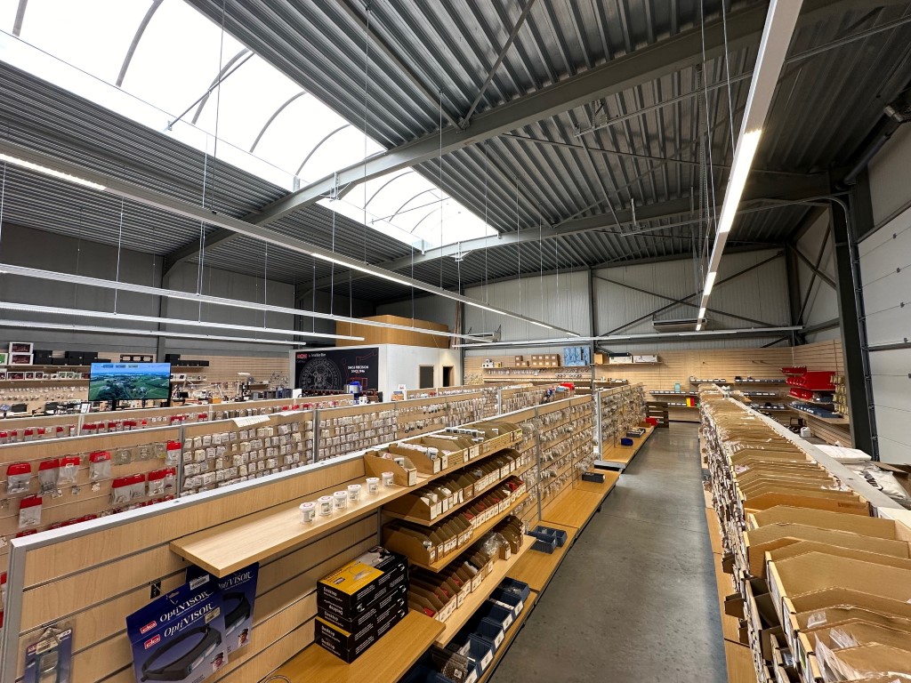 matériel de précision haut de gamme "Swiss made" et des milliers de fournitures diverses