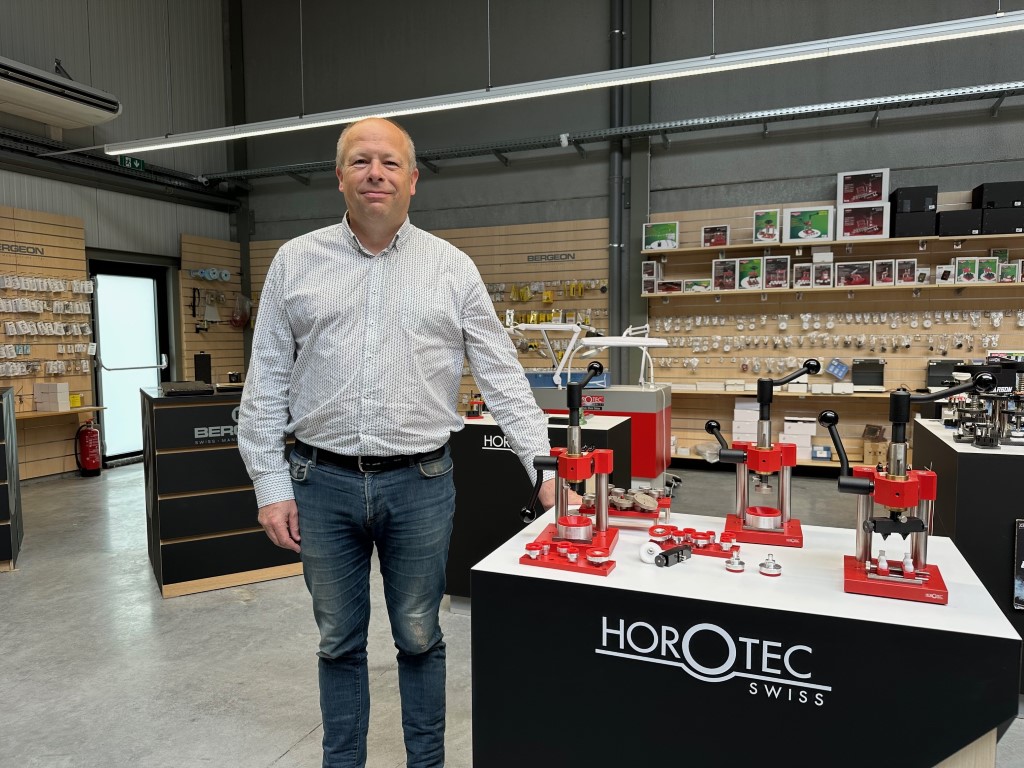 Olivier DALOZE, bijoutier de formation, est à la tête de cette entreprise familiale depuis 22 ans.