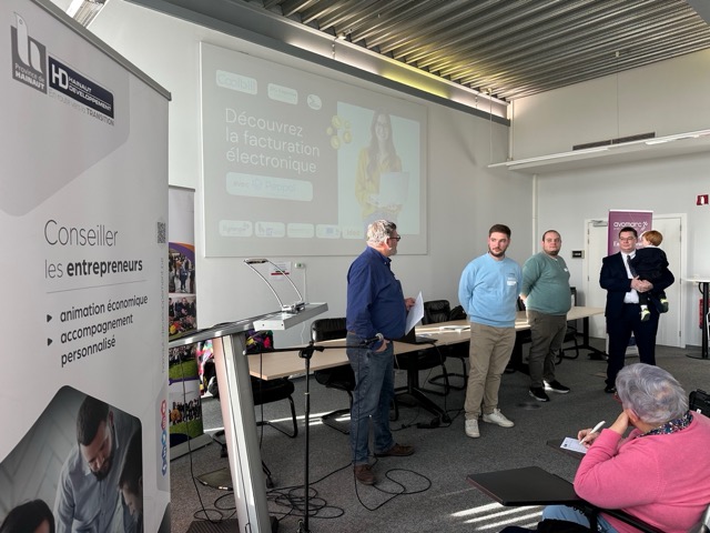 Pierre Lhost (Coolbill), en collaboration avec Gil Ghislain (GDEV) et Jean-François Goelens (JFG Expertise), pour une séance d’information consacrée à la facturation électronique