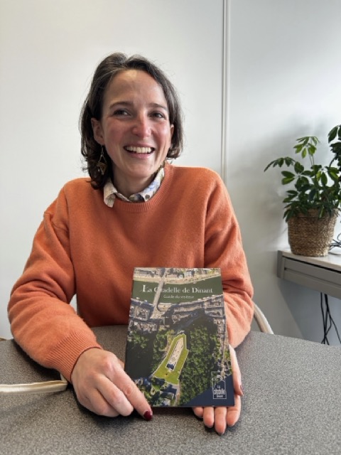 Julie Waseige présente Guide du visiteur de la Citadelle de Dinant